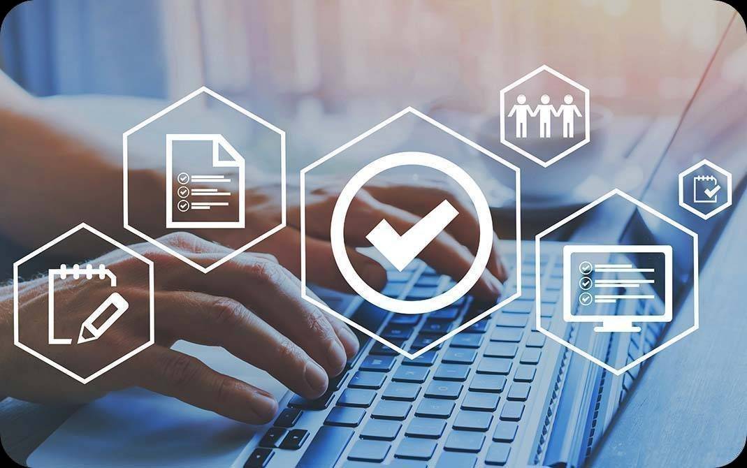 Fingre som skriver på datatastatur