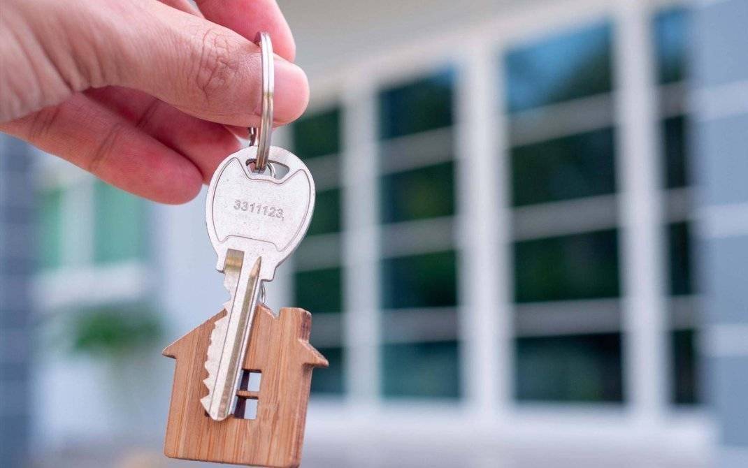 Nøker til bolig og hus i bakgrunnen